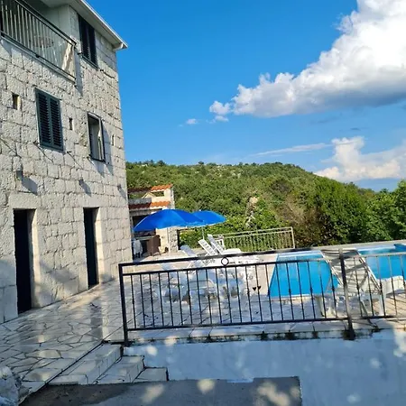 Eva Sestanovac, Katuni, Omis
