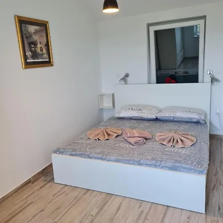 Willa Eva Sestanovac, Katuni, Omis Šestanovac
