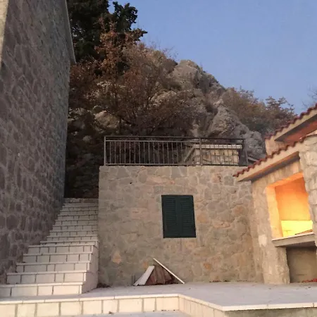 Willa Eva Sestanovac, Katuni, Omis